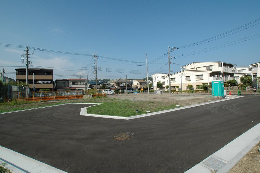 Local photos, including front road. Local appearance photo