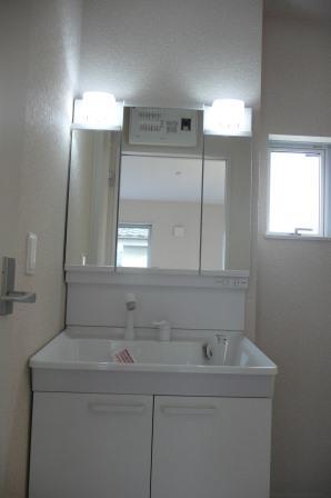 Wash basin, toilet. Indoor (12 May 2013) Shooting