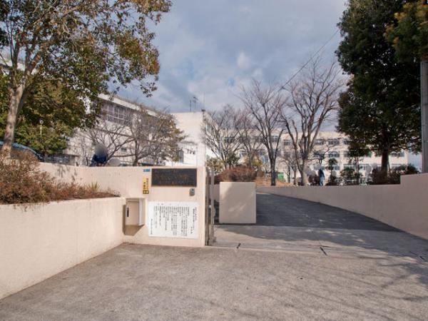 Primary school. Elementary school to 950m Yokohama Municipal Nishikanazawa elementary and junior high schools consistently Kamariyanishi elementary school