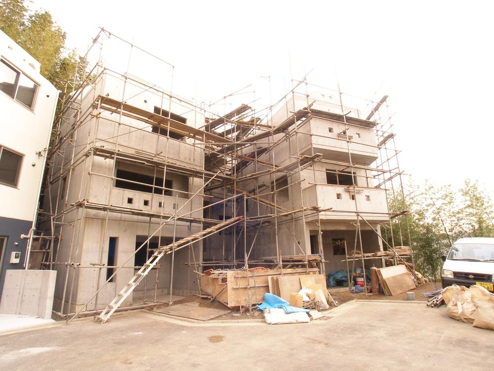 Local appearance photo. Right now under construction! Sturdy building of reinforced concrete is an attractive!