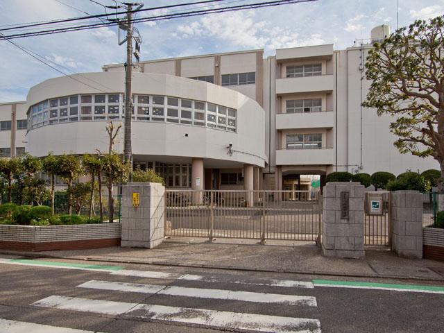 Junior high school. 1000m to Yokohama Municipal Mutsuura junior high school
