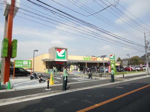 Supermarket. York Mart until Mutsuura shop 1211m