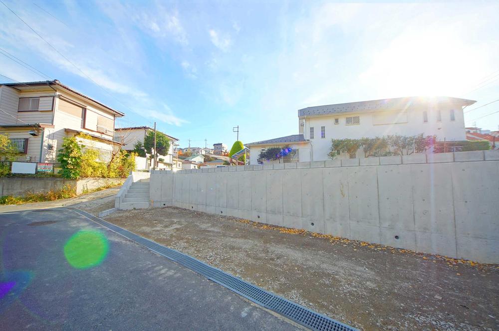 Local photos, including front road. Local (12 May 2013) Shooting, It is a quiet residential area Siemens to 5.5M public roads. 