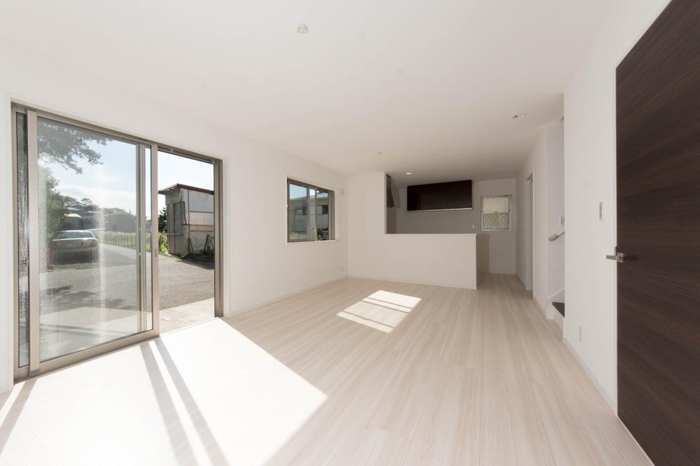 Living. Good bright living of per yang