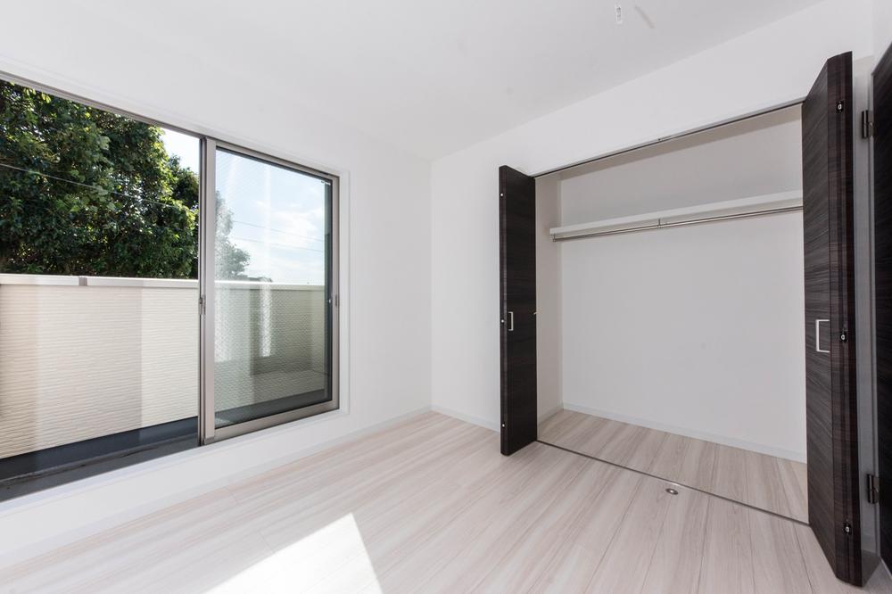 Non-living room. Housed plenty of bright living room