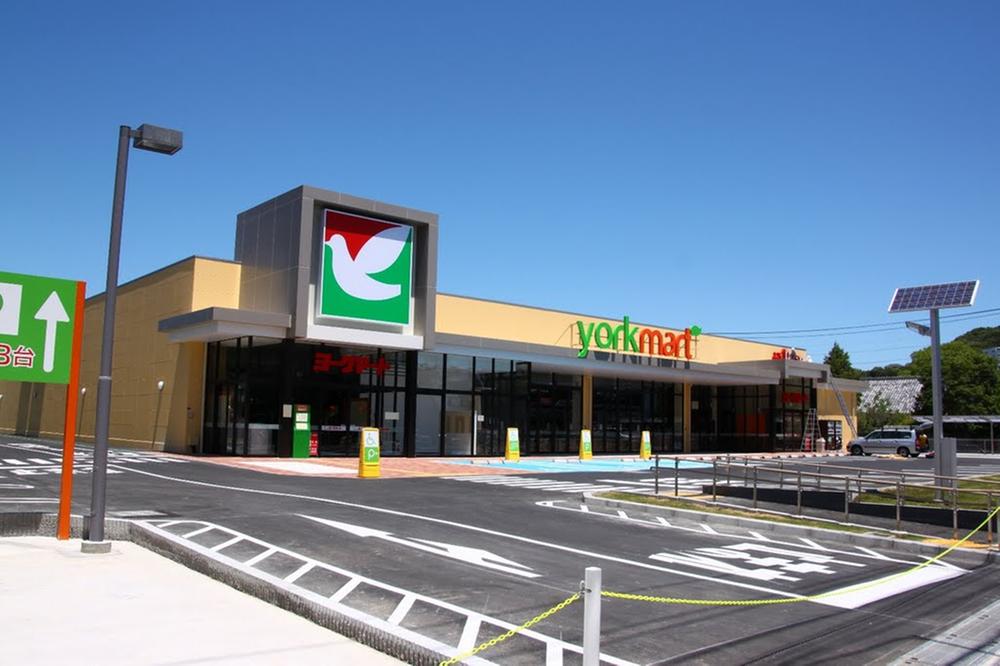 Supermarket. 1000m to York Mart