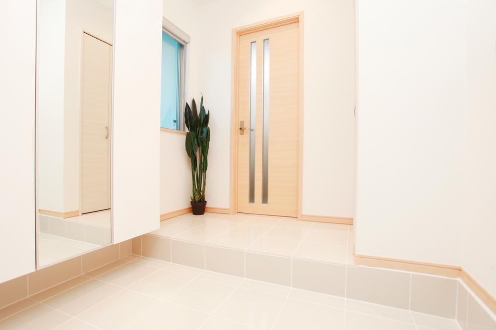 Entrance. A spacious entrance. It becomes a tiled entrance with a clean and open the entrance door. Shoe box also storage capacity plenty! (19 Building)