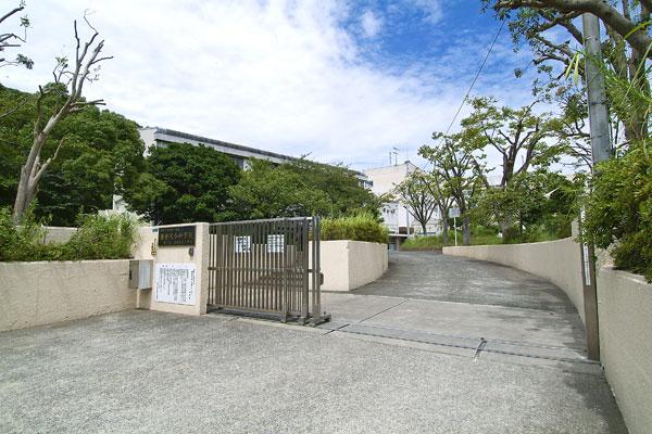 Primary school. Municipal Kamariyanishi until elementary school 680m