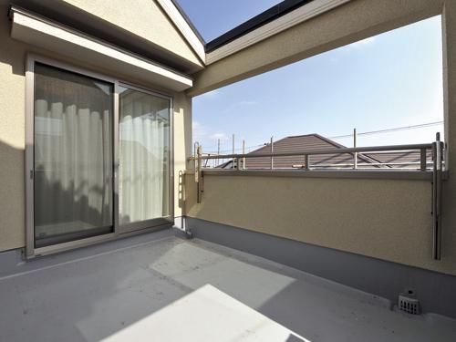 Balcony. In good 2way type of view, Hoseru with confidence big laundry, Spacious roof balcony. Enjoy tea time of Gardening and afternoon, Glad versatile. (Sale Models House)