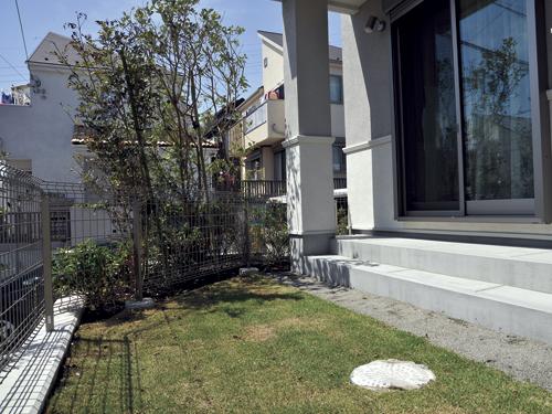 Garden. While enjoying the bright sunshine and a pleasant breeze, Spacious and relaxing lawn garden. In southeast direction facing the living-dining, Mimamoreru with peace of mind their children playing in the garden from the room. (Sale Models House)