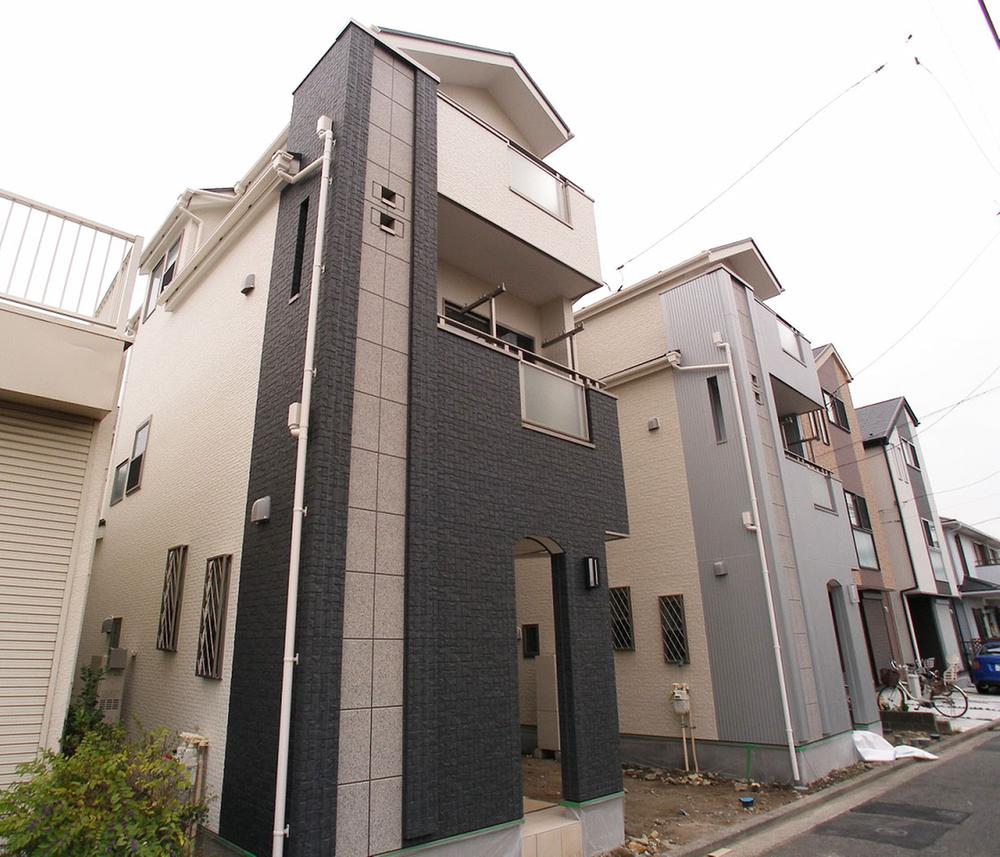 Local photos, including front road. ~ The completed local appearance ~ Building A side