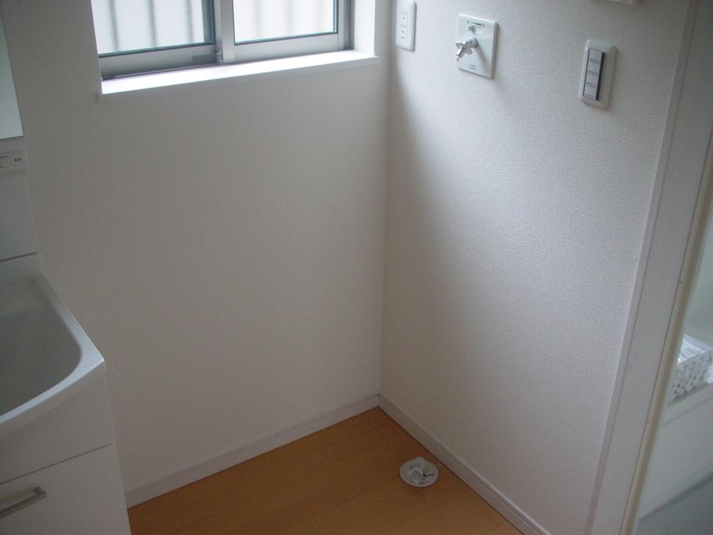 Wash basin, toilet. Ensure the Easy put space of the room is also large washing machine. 