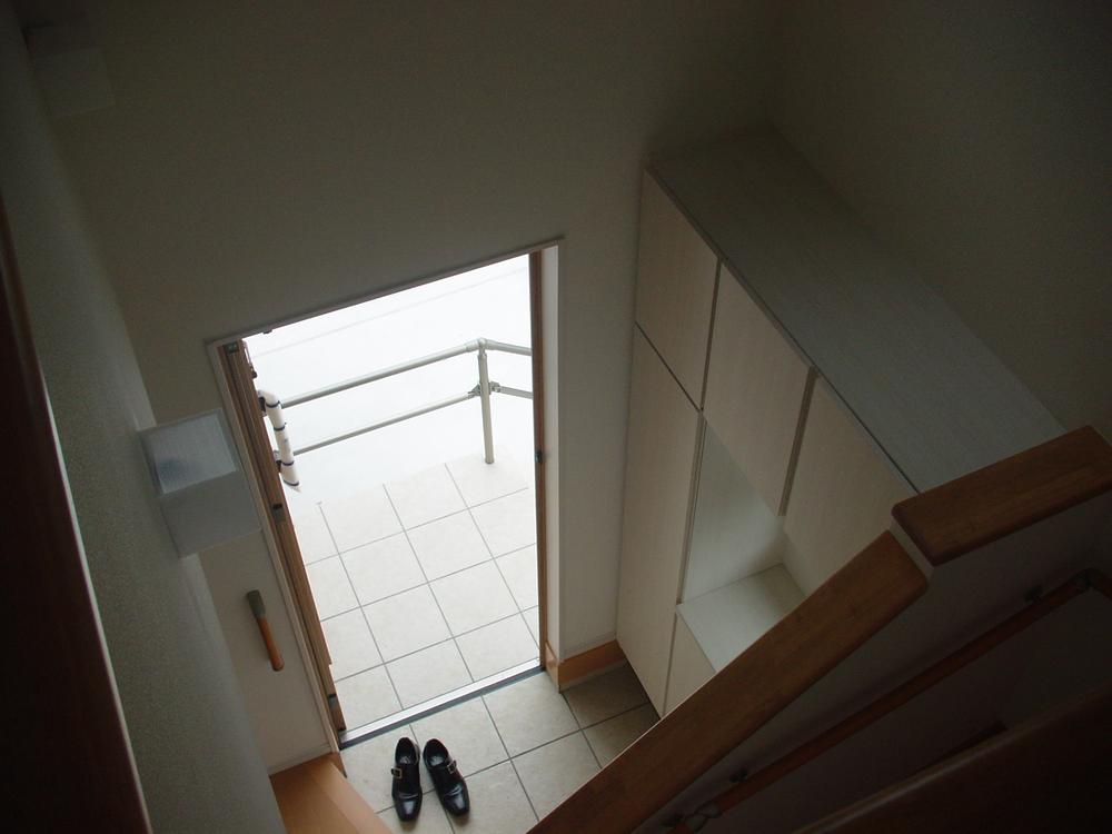 Other introspection. Spacious there is a stairwell full of sense of openness in the front door. 