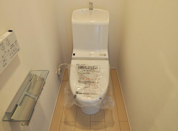 Same specifications photos (Other introspection). And Washlet type of integral type that are both simple design and cleaning a breeze, Easy to clean because there is no "border"! Warm let type of firm washed with super water-saving specification Each one comes with.