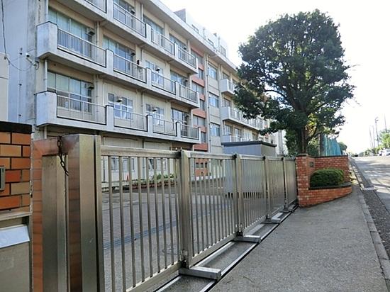 Primary school. 1310m to Yokohama Municipal neoptile Elementary School