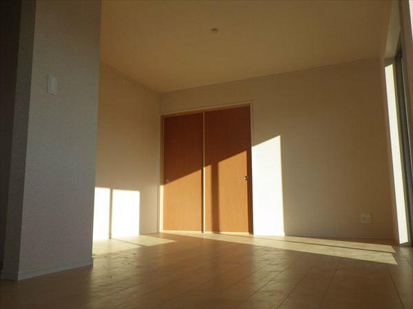 Living. (1) Building Living