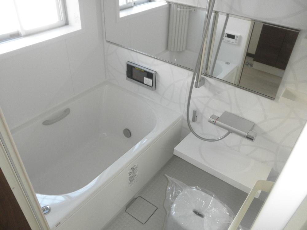 Bathroom. White keynote, Bathroom is with TV (December 12, 2013) Shooting