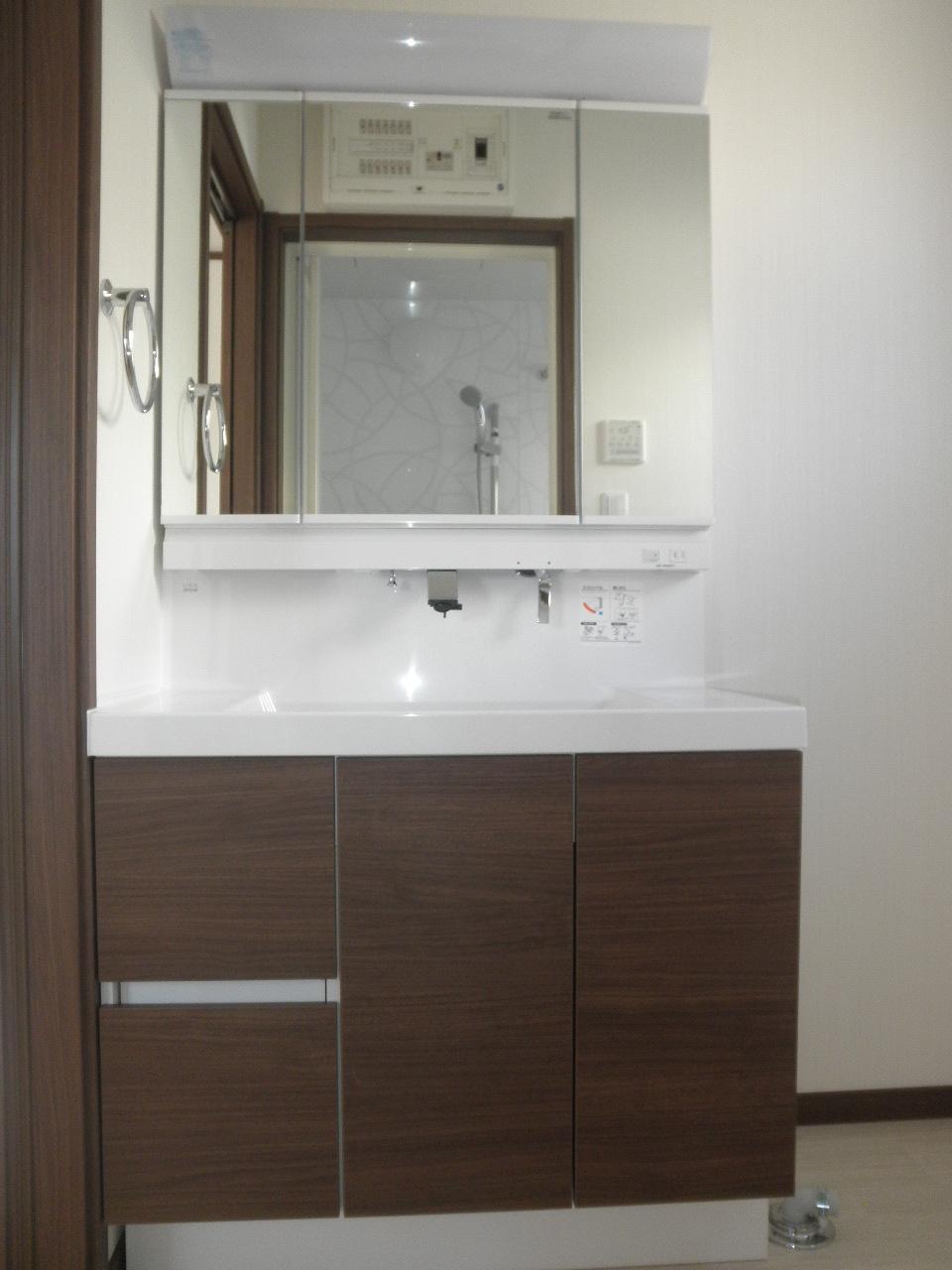 Wash basin, toilet. (December 12, 2013) Shooting