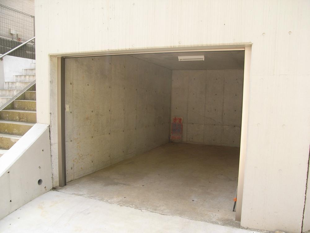 Parking lot. Important your car is underground garage to protect from the wind and rain! E Building: local (08 May 2013) Shooting