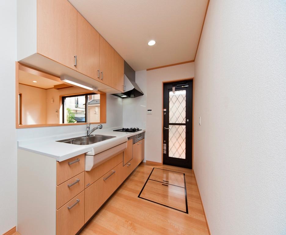 Kitchen. There is a good back door and easy to use, Facilities also a lot of ingenuity to the household chores of the wife easier