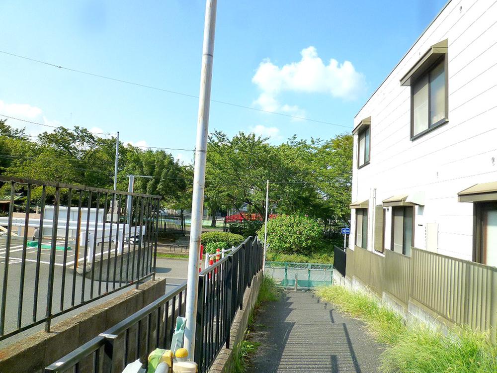 Other local. Entry path from the road