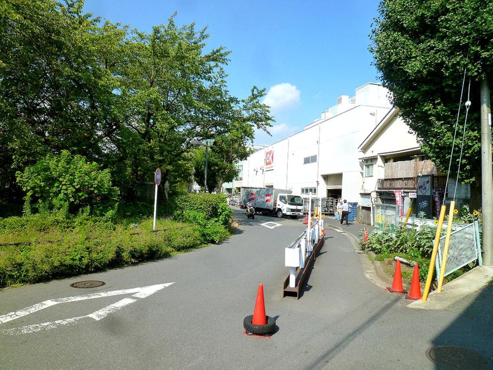 Supermarket. About 30m until okay store! Shopping is very convenient