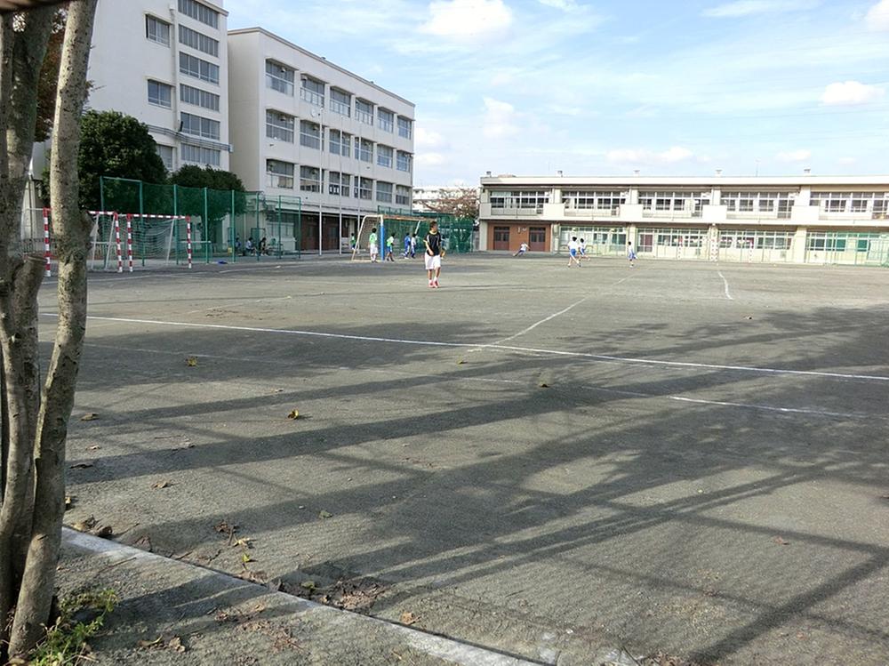 Junior high school. Tarumachi 1100m until junior high school