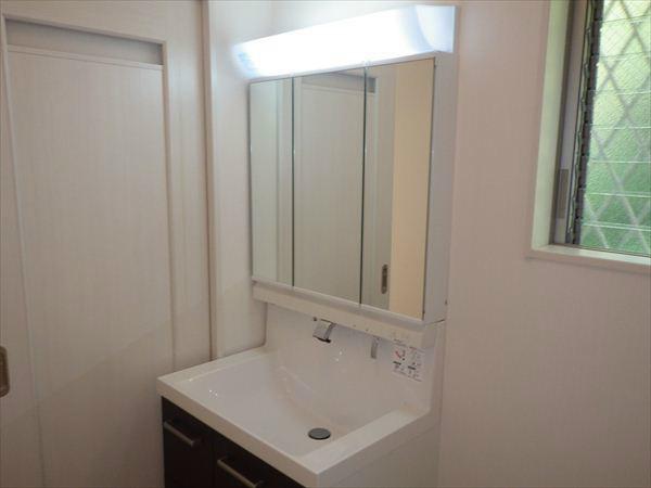 Wash basin, toilet. Wash basin