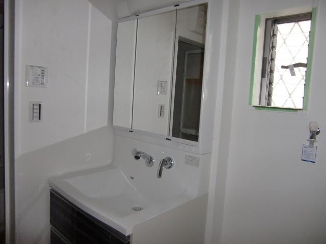 Wash basin, toilet. Local (11 May 2013) Shooting