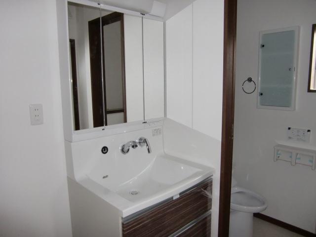 Wash basin, toilet. Local (11 May 2013) Shooting