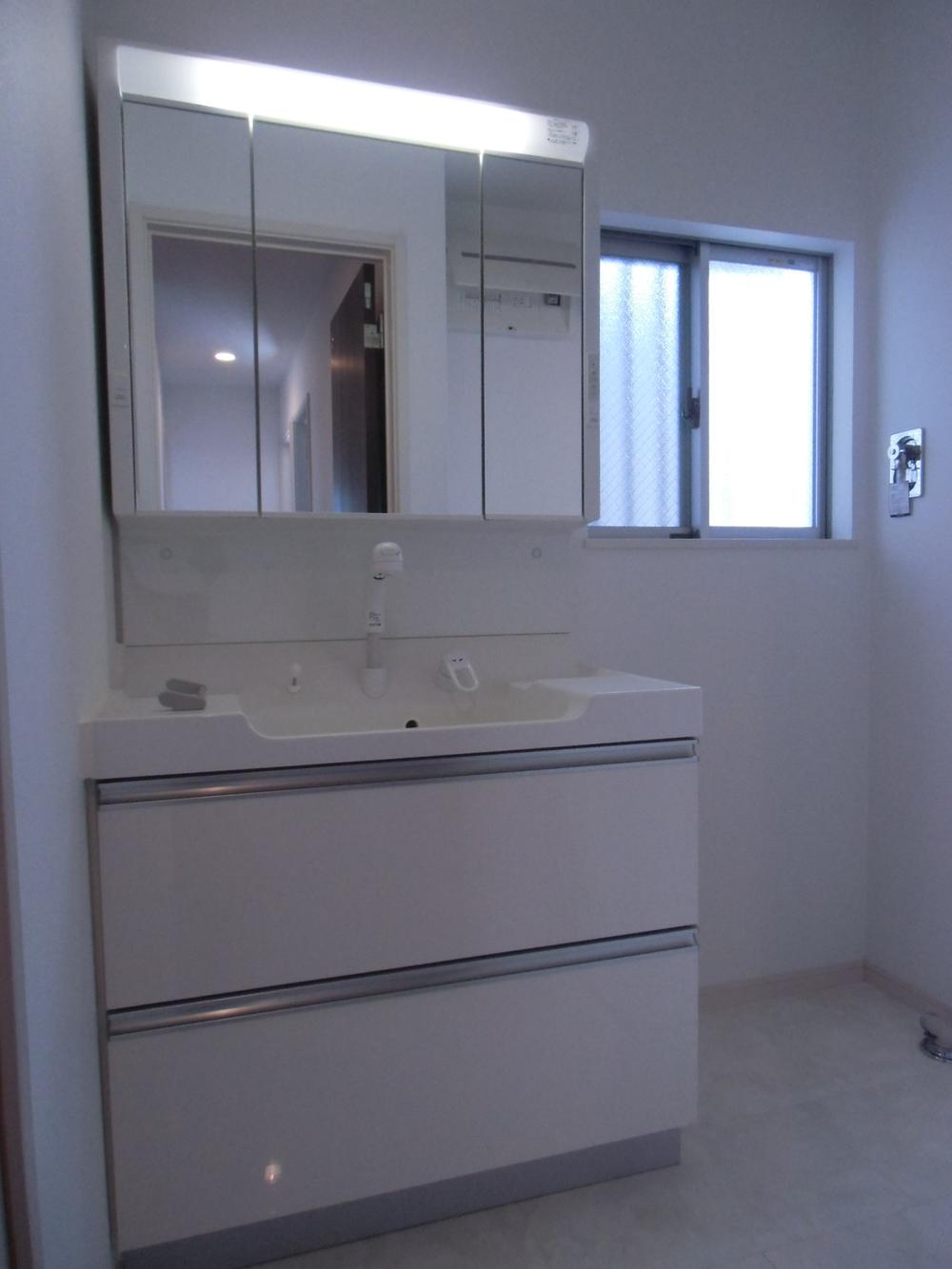 Wash basin, toilet. Indoor (09 May 2013) Shooting