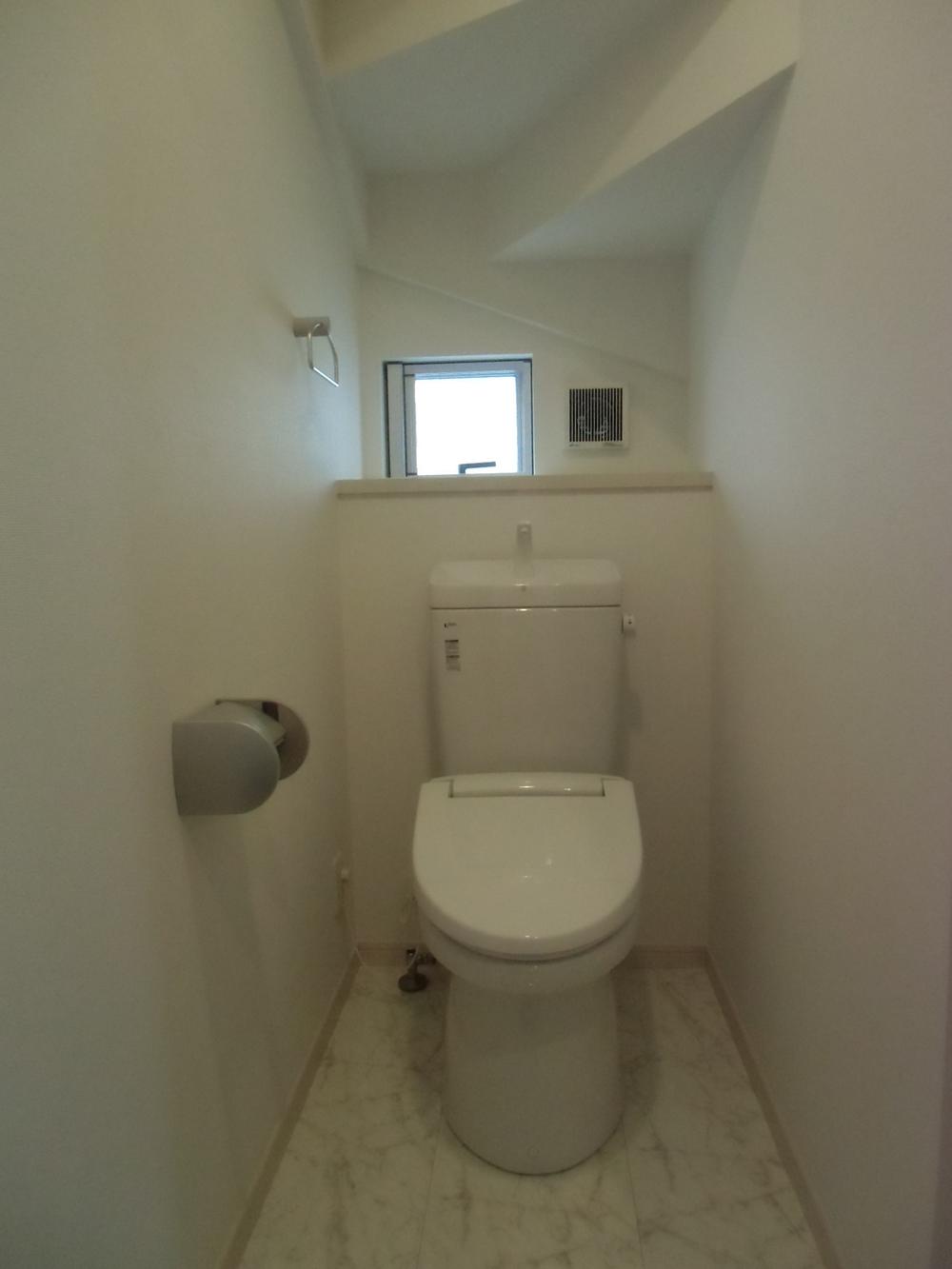 Toilet. Indoor (09 May 2013) Shooting