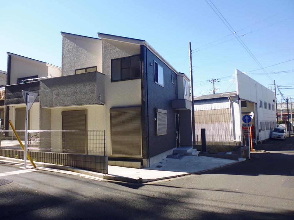 Local appearance photo. 3 direction land of good per yang. There are two cars space car.