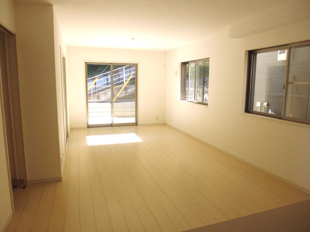 Living. The spacious 18.3 quires of LDK Insert gently light. It will save electricity costs.