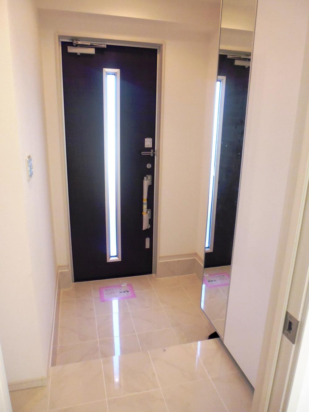 Entrance. In large and bright entrance