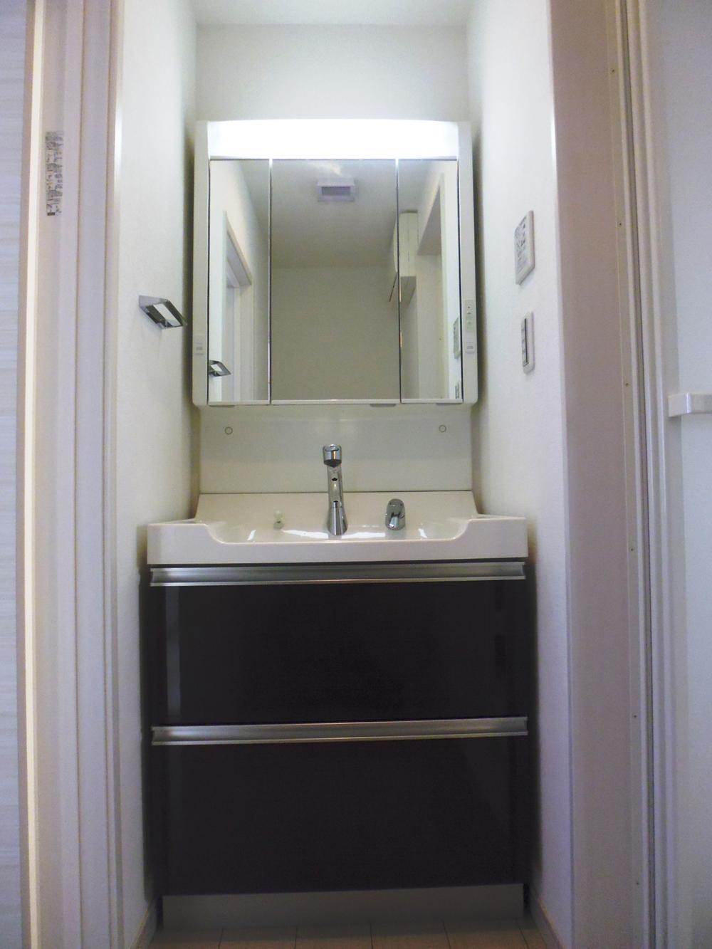 Wash basin, toilet. Shampoo dresser