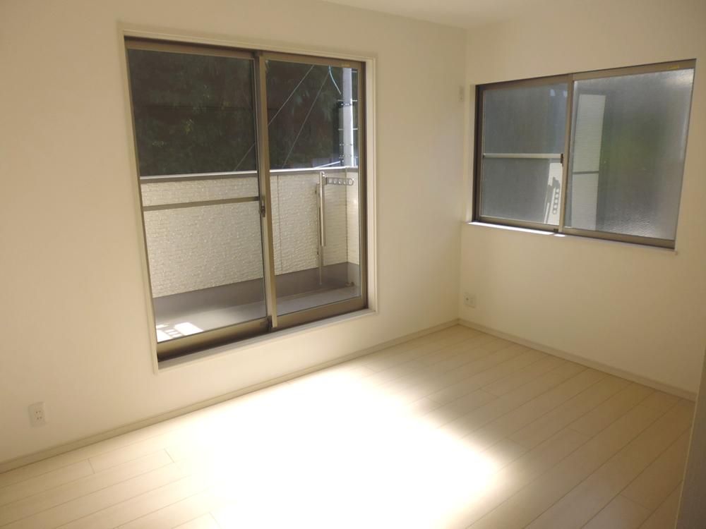 Non-living room. 6.3 Pledge Western-style