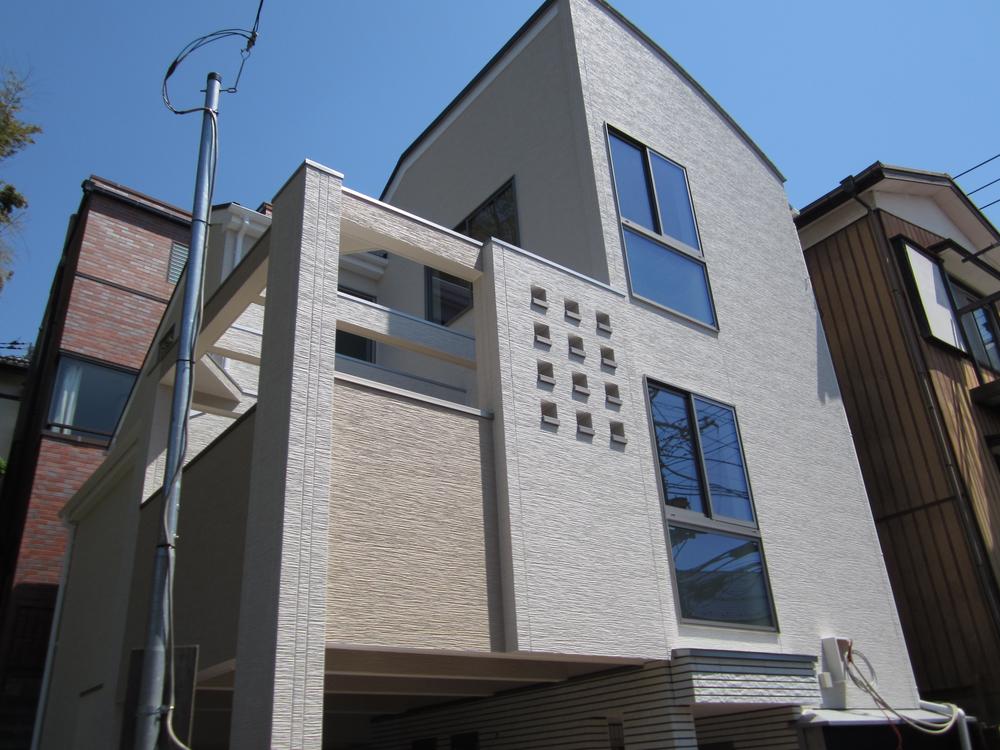 Local appearance photo. Stylish housing.