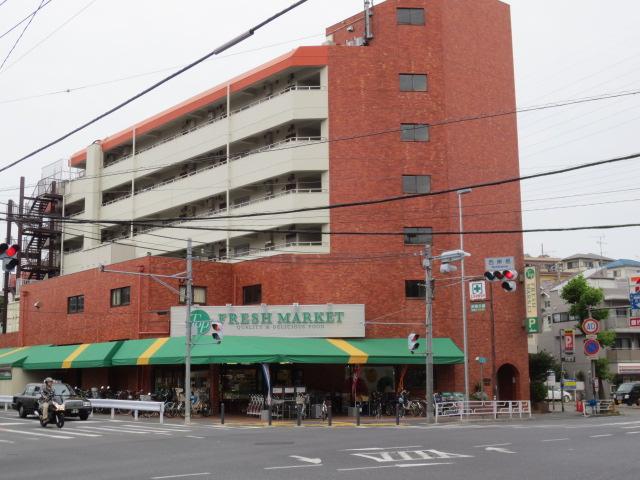 Supermarket. 900m to the top Negishi store