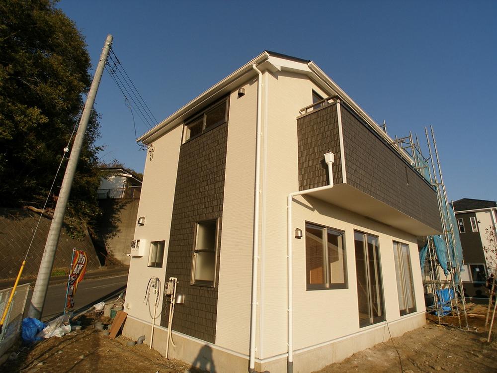 Local photos, including front road. Local with a sunny & airy!