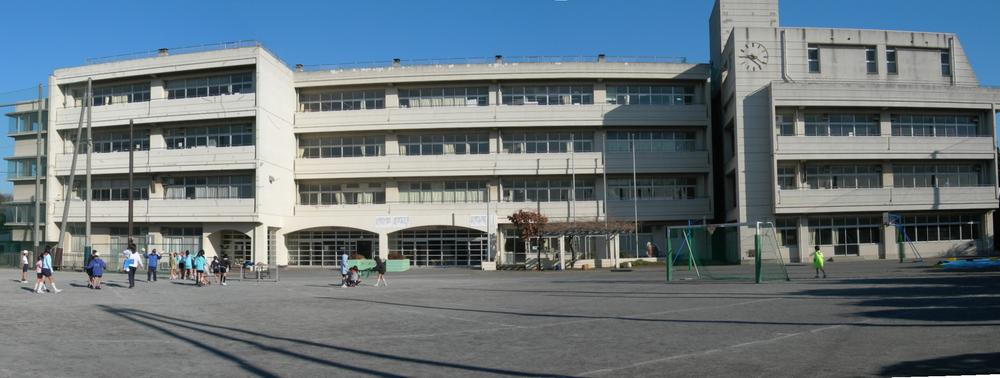 Primary school. Small desk is a 800m walk 10 minutes to the elementary school.