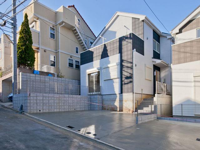 Local appearance photo. (Local appearance photo) Parking space There are two cars in two buildings both