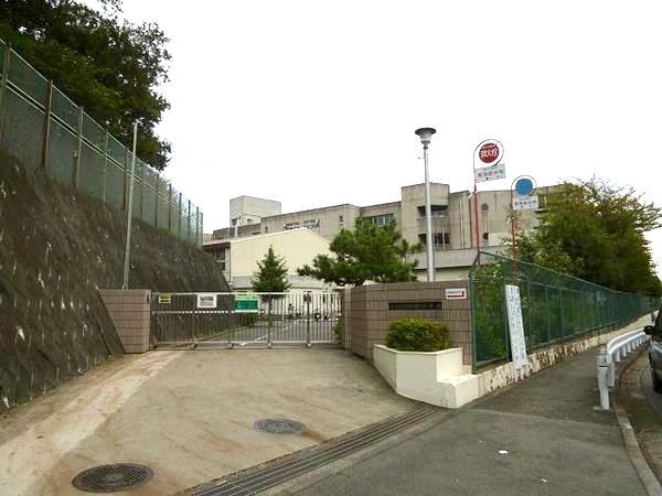 Primary school. Small desk 800m up to elementary school