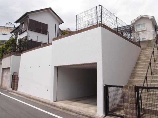 Local land photo. State of the local. It is with underground garage. Day is good for the south terraced. 