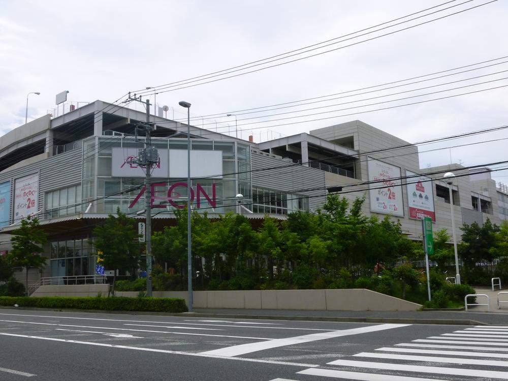 Shopping centre. Ion neoptile shop