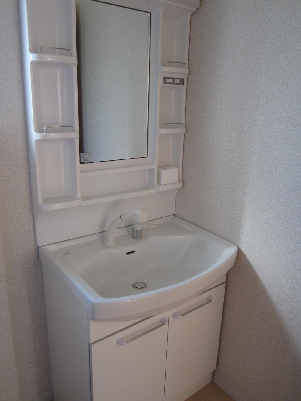 Wash basin, toilet. 4 Building