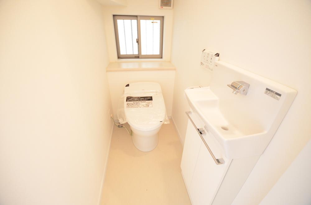 Toilet. Indoor (11 May 2013) Shooting