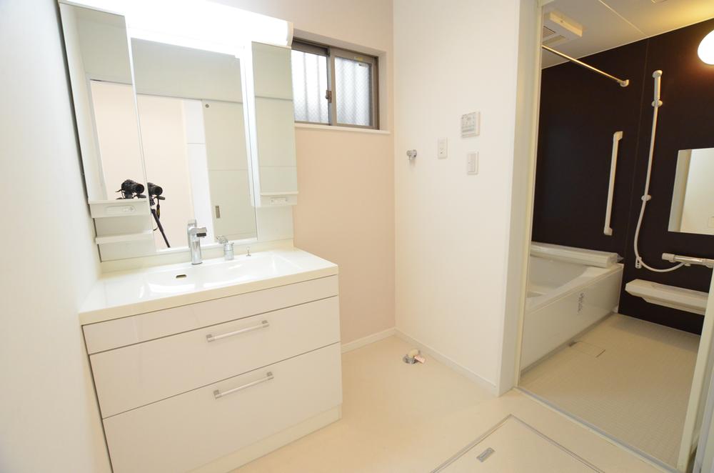 Wash basin, toilet. Indoor (11 May 2013) Shooting