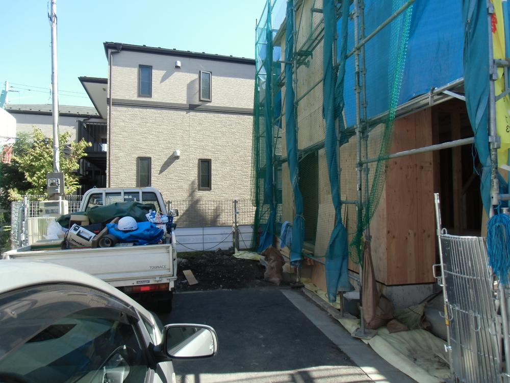 Local photos, including front road. Enriched with facilities such as the happy face-to-face kitchen and floor heating! Local (09 May 2013) Shooting