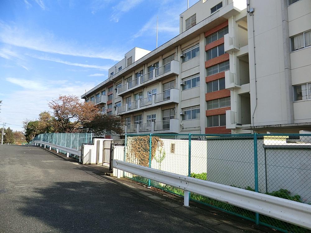 Primary school. Yokohama Municipal neoptile Elementary School echoed the cheerful voice of 1200m children up to elementary school. It is very pleasing.